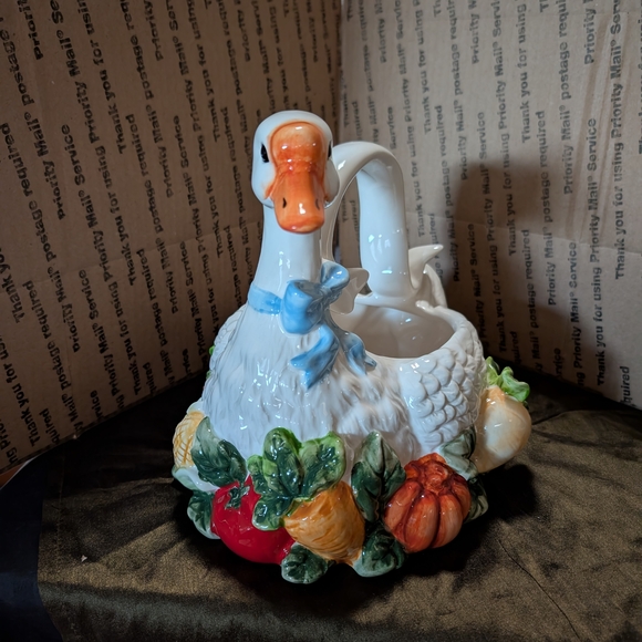 Signature Home Collection Ceramic Basket - Picture 5 of 7